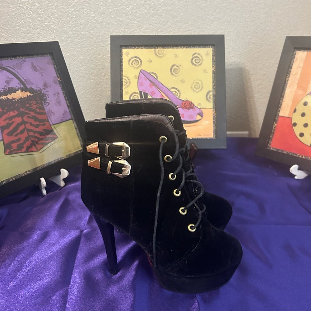 Vero Cuoio Italian Made Black High Heel Bootie.